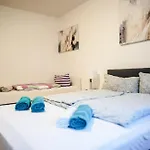 Zentrale In Netflix, Küche Und Boxspring-komfort Apartment